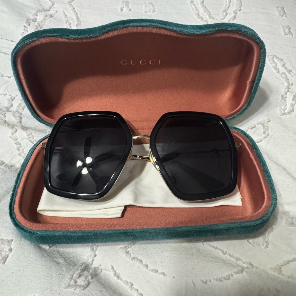 Gucci Women's Sunglasses with Black Frames and Gold Accents